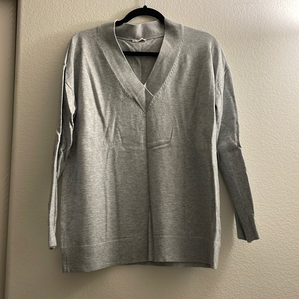 GAP - Gray V-Neck Long Sleeve Sweater